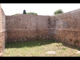 08387 ostia - regio v - insula ii - caseggiato del pozzo (v,ii,13) - raum (12) - bli ri westen - 06-2024.jpg